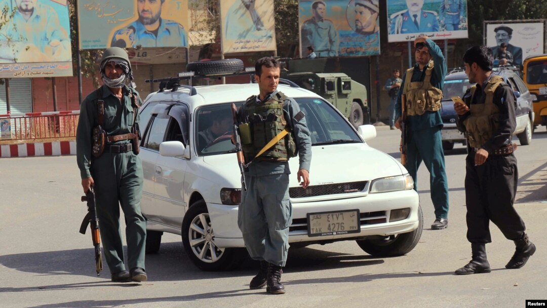 Afg'oniston politsiyasi Qunduz ko'chalarida, 3-oktabr, 2016-yil.