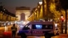 Hommage au policier tué à Paris en présence de Macron et Le Pen