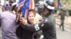 ប៉ូលិស​រារាំង​បាតុករ​ មិន​ឲ្យ​ចូល​ទៅ​ជិត​គេហដ្ឋាន​របស់​លោក​នាយករដ្ឋមន្រ្តី ហ៊ុន សែន ដែល​​នៅ​ក្បែរ​វិមាន​ឯករាជ្យ។