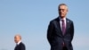 Generalni sekretar NATO-a Jens Stoltenberg prisustvuje sastanku Evropske političke zajednice u palati Blenheim u blizini Oksforda, Britanija, 18. jula 2024. Stoltenberg je rekao da će komanda za koordinaciju vojne pomoći Ukrajini biti operativna do septembra.