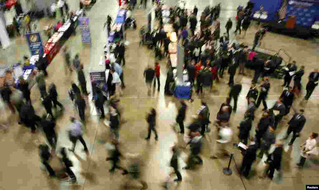Job seekers break out to visit corporate employment personnel at a U.S. Chamber of Commerce Foundation &quot;Hiring Our Heroes&quot; military job fair in Washington, D.C.&nbsp; U.S. job growth surged in December and employment for the prior two months was revised sharply higher, suggesting that a recent manufacturing-led slowdown in economic growth would be temporary.