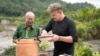 Chef William Wongso dan Chef Gordon Ramsay saat memasak bersama. (dok: National Geographic/Justin Mandel)