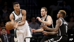 Giannis Antetokounmpo, à gauche, au Barclays Center, New York, le 13 mars 2016. 