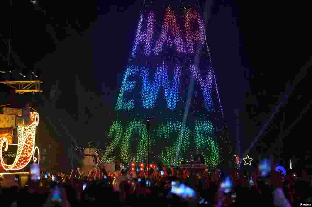 Orang-orang menghadiri perayaan Malam Tahun Baru di Mumbai, India, 31 Desember 2024. (Reuters)&nbsp;