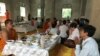 ប្រជា​ពលរដ្ឋ​កំពុង​ប្រគេន​ចង្ហាន់​​ដល់​ព្រះ​សង្ឃ​​​ក្នុង​ថ្ងៃ​បិណ្ឌ​ទី​១៣ នៃ​ពិធី​បុណ្យ​ភ្ជុំ​បិណ្ឌ​នៅ​រាជធានី​ភ្នំពេញ នៅ​ថ្ងៃទី​២៦​ ខែ​កញ្ញា ឆ្នាំ​២០១៩។ (កាន់ វិច្ឆិកា/VOA)