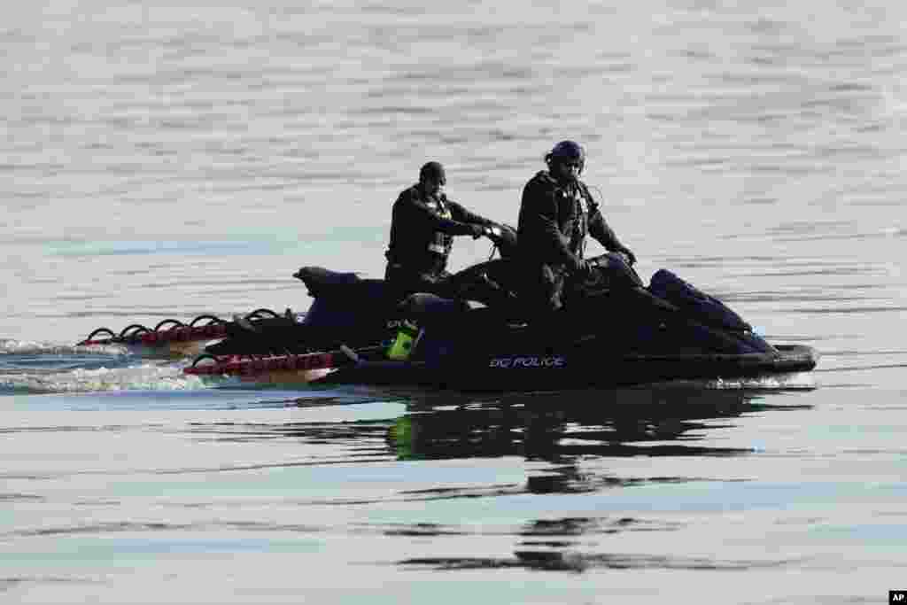  လေယာဉ်ပျက်ကျခဲ့တဲ့ Potomac မြစ်ထဲမှာ တွေ့ရတဲ့ ကယ်ဆယ်ရေးဝန်ထမ်းတချို့ (ဇန်နဝါရီ ၃၀၊ ၂၀၂၅) &nbsp; 