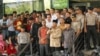 Prabowo Subianto dan Hatta Rajasa, didampingi Ketua KPK Abraham Samad usai melaporkan harta kekayaannya ke KPK. (VOA/Andylala Waluyo)