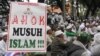Para anggota Front Pembela Islam (FPI) berdemonstrasi menolak ditetapkannya penjabat Gubernur DKI Basuki "Ahok" Tjahaja Purnama sebagai Gubernur (10/11). (VOA/Andylala Waluyo)
