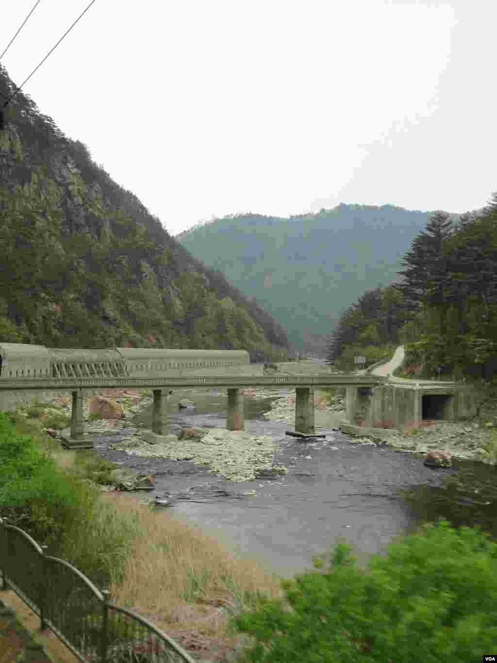 A view of rural South Korea from the V-train, May 9, 2013. (R. Kalden/VOA)