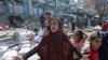 Seorang perempuan Palestina tampak bereaksi ketika berada di gedung sekolah PBB, yang digunakan sebagai tempat penampungan sementara di Nuseirat, Gaza tengah, menyusul serangan Israel ke wilayah tersebut pada 16 Juli 2024. (Foto: Reuters/Ramadan Abed)