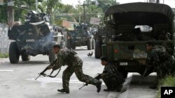Government troopers continue their assault on Muslim rebels, Sept. 12, 2013, in Zamboanga city in the southern Philippines.