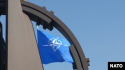 Zastava NATO-a ispred sedišta Alijanse u Briselu