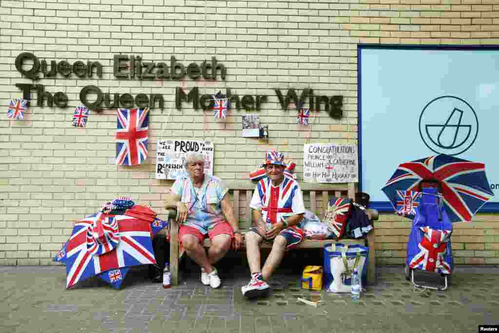 Royal fans sit outside St. Mary&#39;s Hospital in anticipation of the birth of Catherine, Duchess of Cambridge&#39;s, first baby in central London, July 16, 2013. 