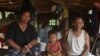 អ្នកស្រី ឡាយ សៅ ពលរដ្ឋក្នុងខេត្តកំពង់ឆ្នាំង អង្គុយជាមួយស្វាមី និងកូនប្រុស ផ្តល់បទសម្ភាសន៍ដល់វីអូអេអំពីការព្រួយបារម្ភបាត់បង់ដីស្រែរបស់អ្នកស្រី កាលពីថ្ងៃទី២៤ ខែកញ្ញា ឆ្នាំ២០២១។ (ស៊ុន ណារិន/VOA)