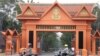 រូប​ឯកសារ៖ អ្នក​ធ្វើ​ដំណើរ​​តាម​បណ្តោយ​ផ្លូវ​ព្រះនរោត្តម ជិះកាត់​ស្ថាប័ន​ព្រឹទ្ធសភា ដែល​មាន​ទីតាំង​ជាប់​នឹង​ទីស្នាក់ការកណ្តាល​របស់​គណបក្ស​ប្រជាជន​កម្ពុជា ក្នុង​ខណ្ឌ​ចំការ​មន (ស៊ុន ណារិន/VOA)