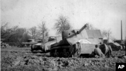 Tenkovi na napuhavanje, fotografisani u martu 1945. godine. (Foto: AP/National Archives/Ghost Army Legacy Project)