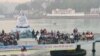 A Hindu prayer ceremony held every evening along the river bank draws many people in the northern town of Rishikesh, India. (Anjana Pasricha/VOA)