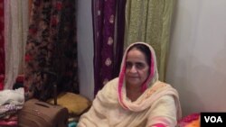 Parveen Qaim Khani from Pakistan displays her saris and salwar suits at an exhibition in New Delhi. (Anjana Pasricha/VOA)