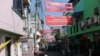 Suasana di depan gang Dolly sehari menjelang pelaksanaan rencana penutupan lokalisasi oleh Pemkot Surabaya, 17 Juni 2014 (Foto: VOA/Petrus)