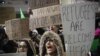 Des manifestants protestent contre le décret du président Donald Trump sur l'immigration au terminal international de l'aéroport O'Hare à Chicago, en Illinois, le 29 janvier 2017.