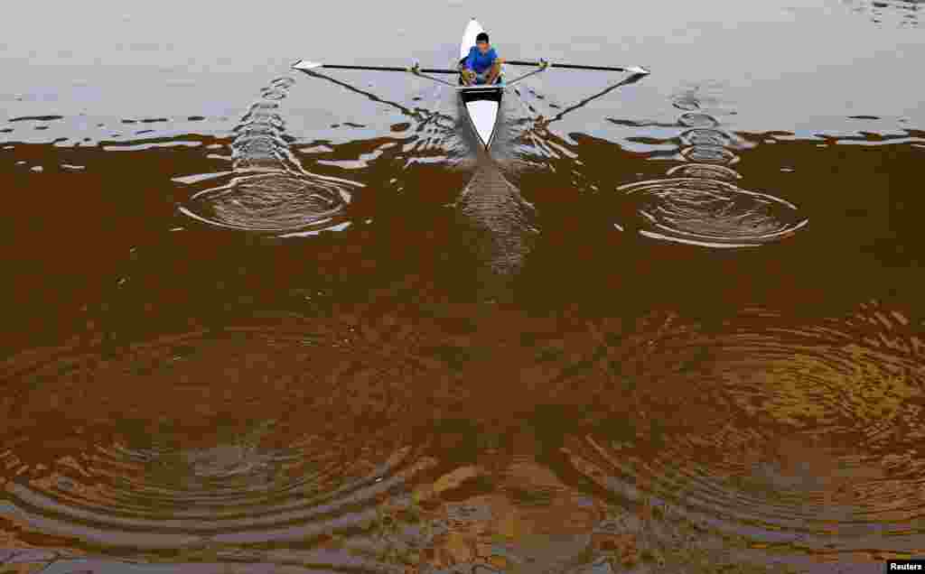 An Israeli rows in the Yarkon river in Tel Aviv, Dec. 20, 2015.