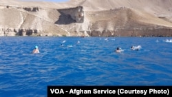 بند امیر با داشتن آب شفاف و نیلگون، محل زیبایی برای سیاحان شمرده میشود