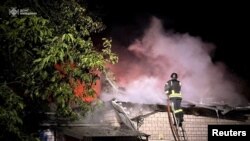 Vatrogasci rade na mestu stambene zgrade oštećene tokom napada ruskog drona, usred ruskog napada na Ukrajinu, u Kijevskoj oblasti, Ukrajina 31. jula 2024. Press služba Državne službe za vanredne situacije Ukrajine/Handout preko REUTERS-a