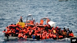Një varkë me 99 emigrantë diktohet nga një organizatë humanitare larg bregut të Libisë (16 nëntor 2021)