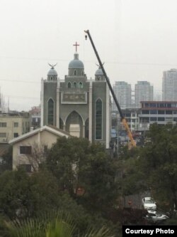 중국 저장성의 한 교회가 정부 당국의 폐쇄 조치에 의해 철거되고 있다. (자료사진)