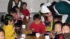 북한 룡천의 한 고아원에서 세계식량계획(WFP)이 제공한 옥수수-콩 혼합 간식을 먹는 어린이들.