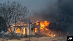 Một ngôi nhà bị thiêu rụi trong trận cháy Eaton ở thị trấn Altadena, California, Thứ Tư, ngày 8/1/2025.