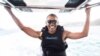 Barack Obama apprend à faire du kitesurf lors de ses vacances sur l&#39;Ile Necker, Hawaï, janvier 2017. (Photo Jack Brockway)