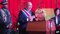 Presiden Suriname Desi Bouterse menyampaikan pidato pada pelantikan untuk masa jabatan kedua di Paramaribo, 12 Agustus 2015 (foto: dok).
