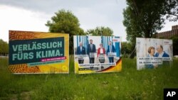 Posterat zgjedhorë shfaqen në anë të rrugës në Saksoni