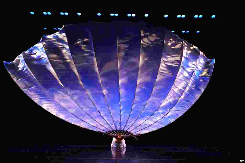 អ្នក​របាំ​លោក Jonathan Eden នៃក្រុម MOMIX សម្តែង​​ឈុត​មួយ​ នៃ​របាំ &#39;Man Fan&#39; អំឡុង​ការហ្វឹកហាត់នៅ​សាលមហោស្រព Joyce ក្នុង​បុរី​ញូវយ៉ក។