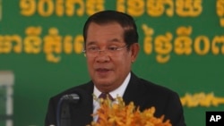 រូបឯកសារ៖ លោកនាយករដ្ឋមន្ត្រី ហ៊ុន សែន ចូលរួមពិធីទទួលវ៉ាក់សាំងបង្ការជំងឺកូវីដ១៩ ស៊ីណូហ្វាមរបស់ប្រទេសចិន នៅអាកាសយានដ្ឋានអន្តរជាតិភ្នំពេញ កាលពីថ្ងៃទី ៧ ខែកុម្ភៈ ឆ្នាំ ២០២១។