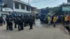 Petugas kepolisian saat mengimbau para demonstran untuk membubarkan aksi unjuk rasa penolakan Otsus Jilid II di Kota Jayapura, Papua, Selasa 27 Agustus 2020. (Dokumen LBH Papua)