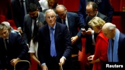 Perdana Menteri Prancis Michel Barnier bereaksi setelah melihat hasil voting mosi tidak percaya terhadap pemerintah Prancis, di Majelis Nasional di Paris, Prancis, 4 Desember 2024. (Foto: Sarah Mayssonier/Reuters)