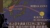 日本街头大屏幕新闻报道显示朝鲜10月4日发射弹道导弹的示意图。