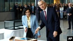 Generalni sekretar NATO-a Jens Stoltenberg i belgijska šefica diplomatije Hadja Lahbib sjeku tortu tokom ceremonije obilježavanja 75. godišnjice aliijanse u Briselu (Foto: AP/Geert Vanden Wijngaert)