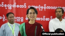 တိုင်းရင်းသားလွှတေ်တာ်ကိုယ်စားလှယ်များနှင့် တွေ့ဆုံပွဲတွင် တွေ့ရသည့် ဒေါ်အောင်ဆန်းစုကြည်။