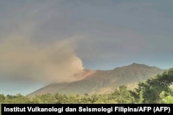 Gunung berapi Kanlaon memuntahkan gas ke udara terlihat dari pos pengamatan di Kota Canlaon di Provinsi Negros Oriental di Filipina tengah. (Foto: Institut Vulkanologi dan Seismologi Filipina/AFP)