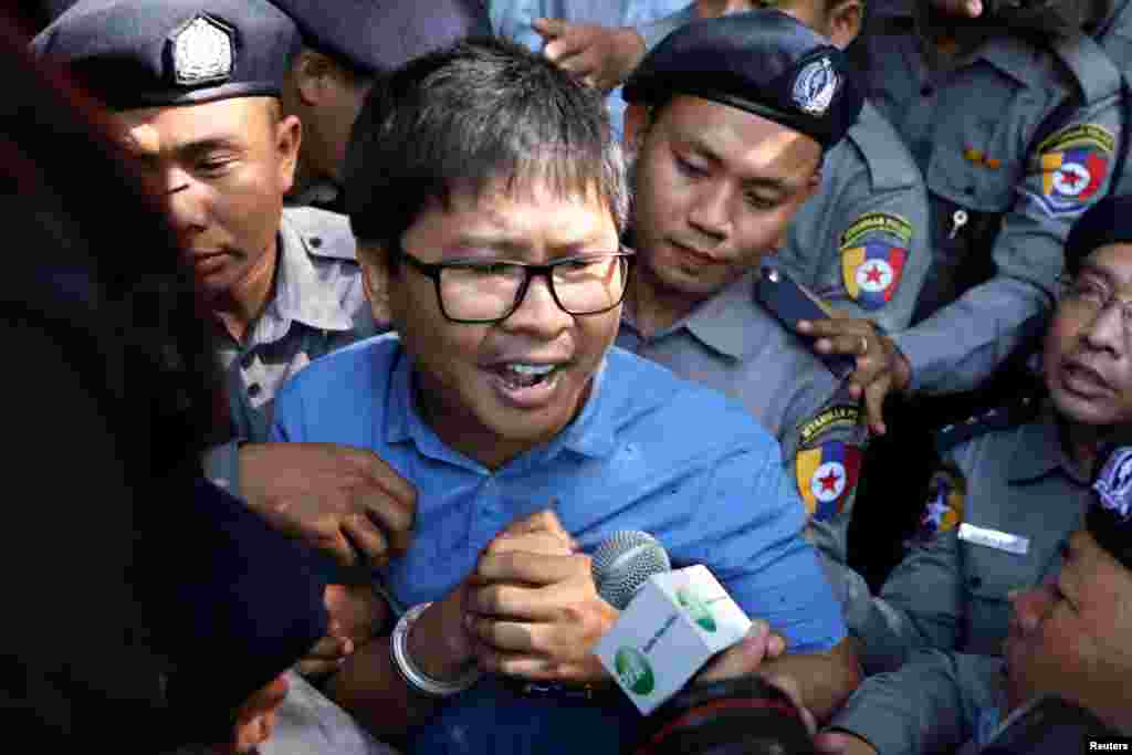 អ្នកកាសែត Reuters លោក Wa Lone បានមកដល់តុលាការទីក្រុងរ៉ងហ្គូនប្រទេសមីយ៉ាន់ម៉ា។ លោក Wa Lone និងអ្នកកាសែត Reuters ផ្សេងទៀតគឺលោក Kyaw Soe Oo ត្រូវបានចោទប្រកាន់ពីបទល្មើសនឹងច្បាប់ប្រទេស Official Secrets Act ជិតមួយខែបន្ទាប់ពីមន្រ្តីប៉ូលិសពីរនាក់ប្រគល់ឯកសារសម្ងាត់ឲ្យ។