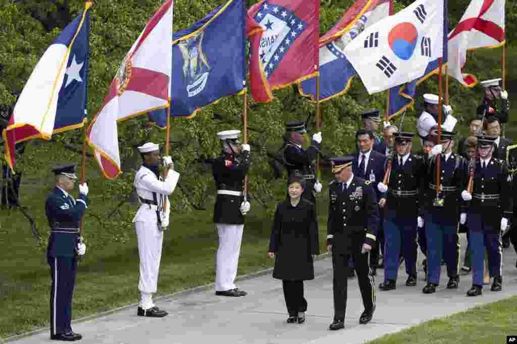 South Korea President Park Geun-hye is escorted by Maj. Gen. Michael Linnington during a wreath laying ceremony at the Tomb of the Unknowns at Arlington National Cemetery, Virginia, May 6, 2013.