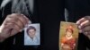 Une victime d'abus sexuel dans l'archidiocèse de Los Angeles, présente des photos de lui-même lorsqu'il était enfant. Jeudi 14 mars 2013 à Angeles. (Photo AP / Damian Dovarganes)