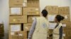 지난 4월 에티오피아 아디스아바바에서 세계식량계획(WFP) 관계자들이 지원용 개인보호용품을 점검하고 있다.