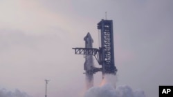 Starship, mega roket milik SpaceX, bersiap lepas landas untuk uji coba dari landasan peluncuran Starbase di Boca Chica, Texas, Kamis, 6 Juni 2024. (Foto: Eric Gay/AP Photo)