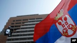 Arhiva - Zastava Srbije ispred zgrade Generalštaba tadašnje Vojske Jugoslavije, uništene tokom bombardovanja 1999. 