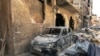 Des décombres bordent une rue à Douma, le site d'une attaque présumée aux armes chimiques, près de Damas, en Syrie, le 16 avril 2018.