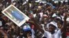 es partisans de la coalition de l'opposition Ensemble pour la démocratie et la souveraineté (EDS) brandissent une affiche de Gbagbo à Yopougon, un quartier ouvrier d'Abidjan, le 28 juillet. 2018. 